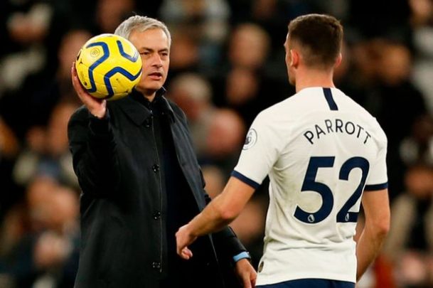 Troy Parrott , hablando con Mourinho en el partido de su debut con el Tottenham.